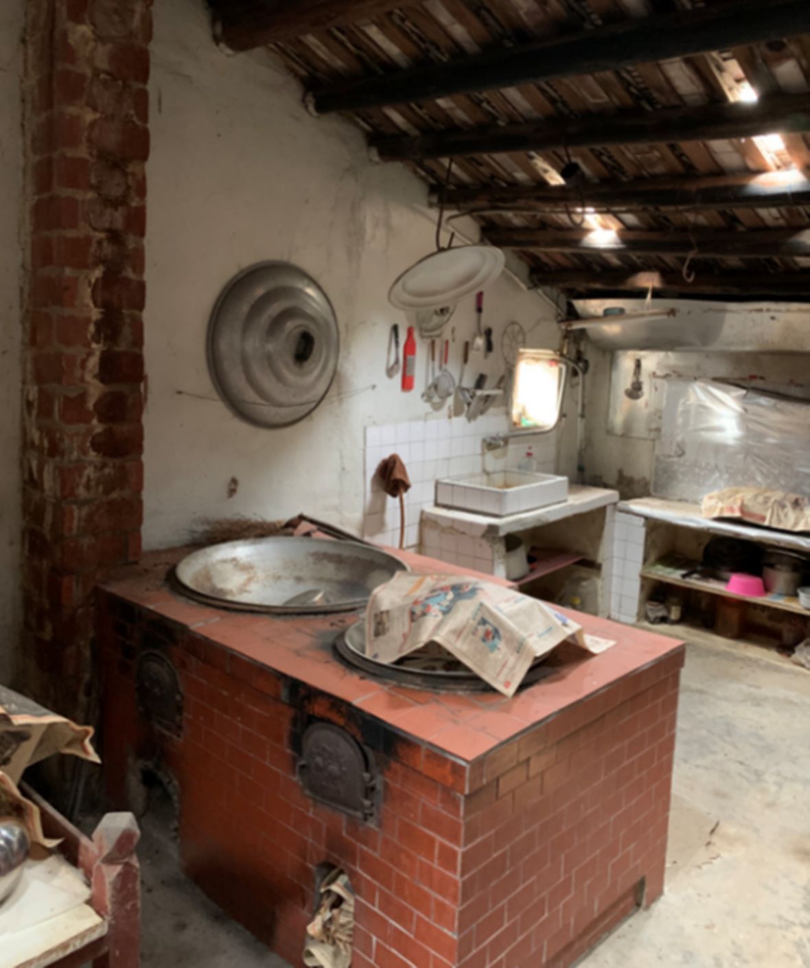 曾宅的灶爐兩灶門、兩鍋；煙囪不在灶門上也不在灶門、兩鍋的對面，例外地設置在靠左與牆體結合為一煙囪。