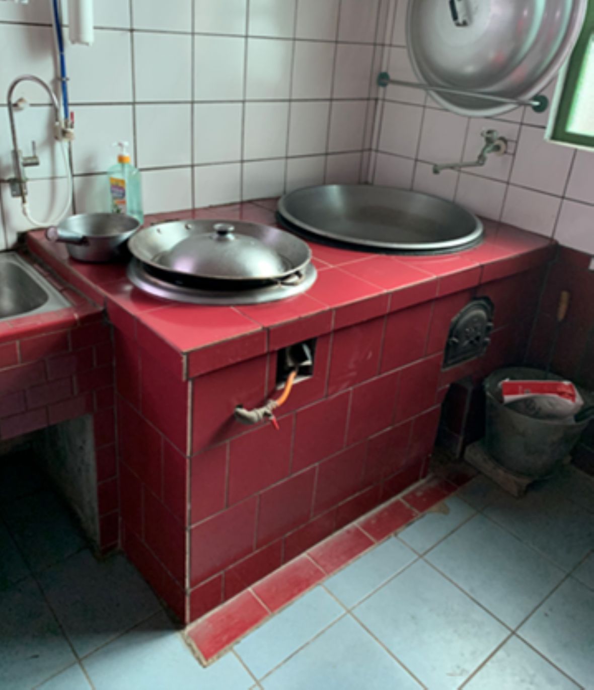 灶爐一大一小兩鼎鐵鍋，裡側者為大，左側者為小，各有置入薪材的灶門。目前小鼎鍋使用天然瓦斯，大鼎鍋仍用自然薪材燒火。