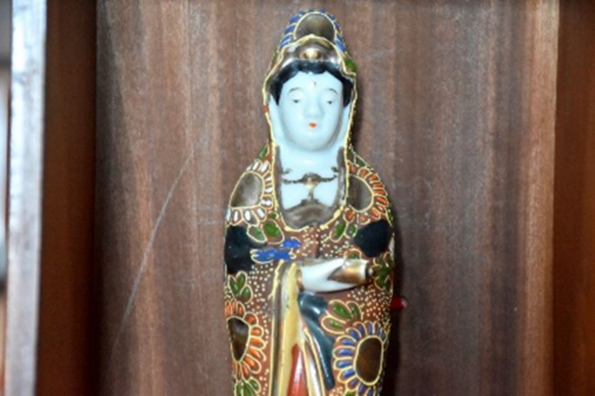 觀音像上半身近拍