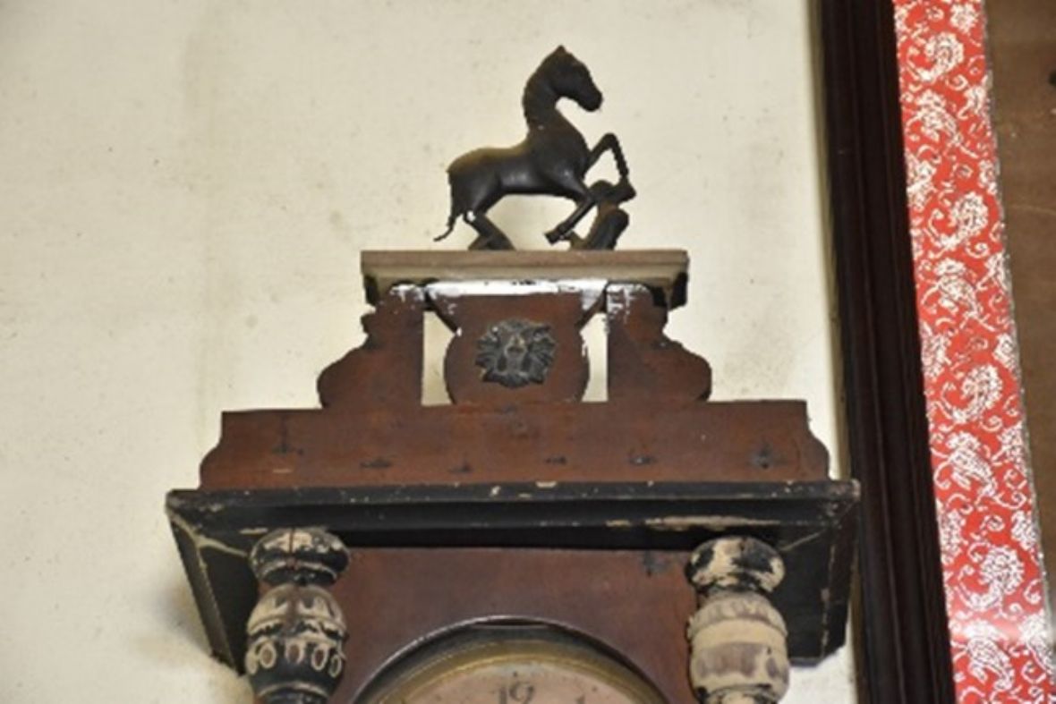 時鐘上方馬匹及徽章