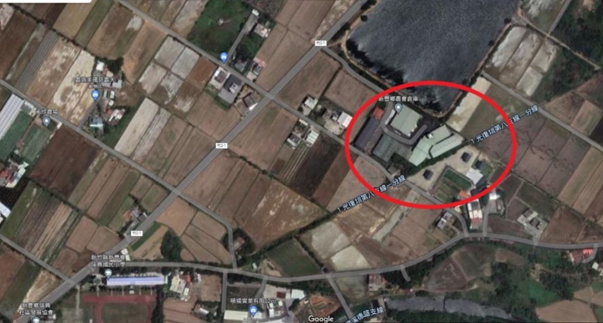 推測興建於1990年代後半從，農會本部遷徙來青埔村的新「新豐鄉農會穀倉群」 （底圖為中央研究院《臺灣百年歷史地圖》）