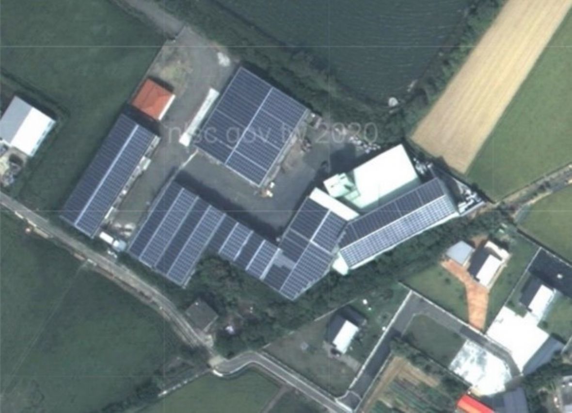 位於青埔村的新「新豐鄉農會穀倉群」現況空照圖（推測為1990年代後半興建）。倉庫建築屋頂為兩緩斜坡屋頂，屋頂全部鋪蓋上太陽能發電版。（底圖為中央研究院「臺灣百年歷史地圖」）