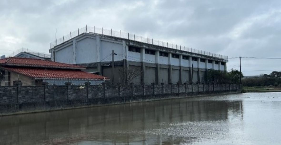 新「新豐鄉農會穀倉群」之一棟建築。建築屋頂R.C.結構，承重的牆體為加強磚造建築。利用微氣候空氣對流之機能需求，在屋簷處做有一排高窗。