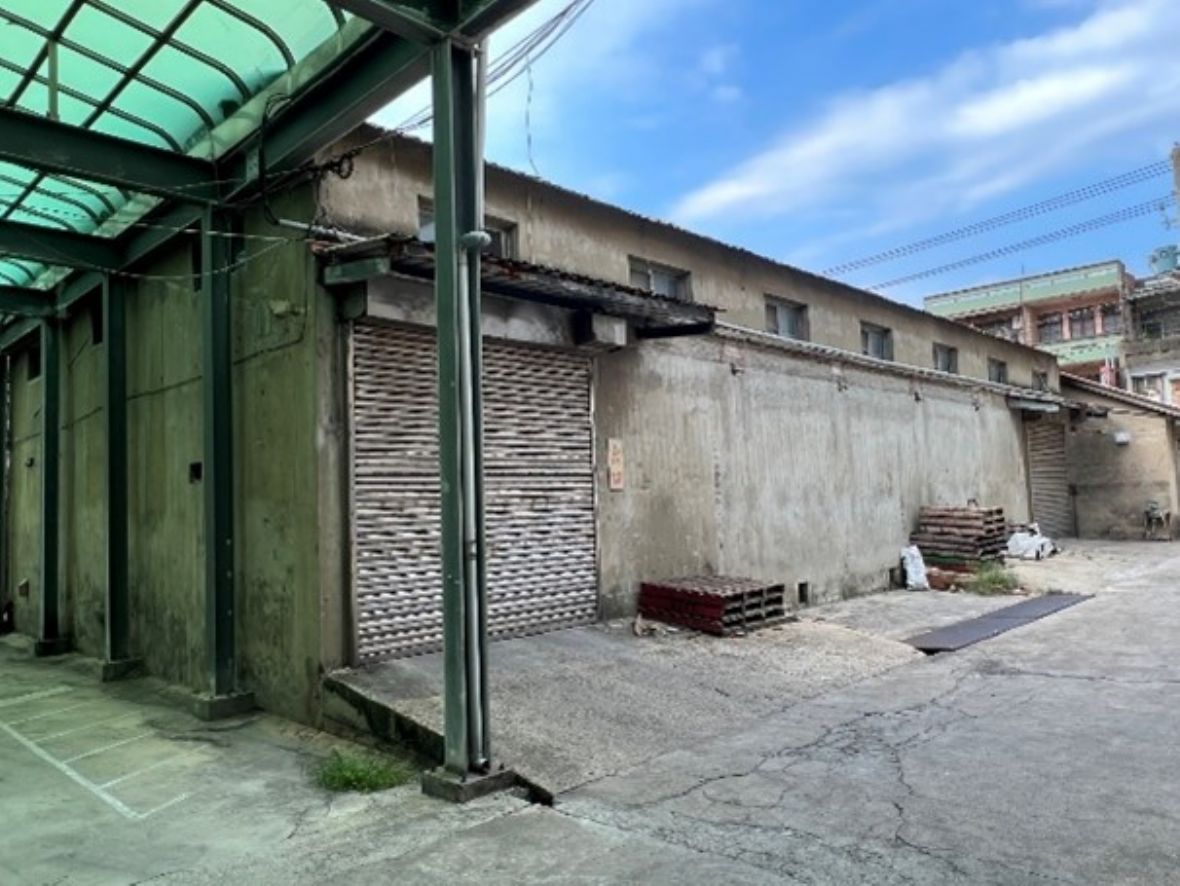 新豐鄉農會本部日治時期倉庫（A）東南側立面。明顯建築下半部有增建，但是仍可以看出本建築在兩端各開設了一個出入口。