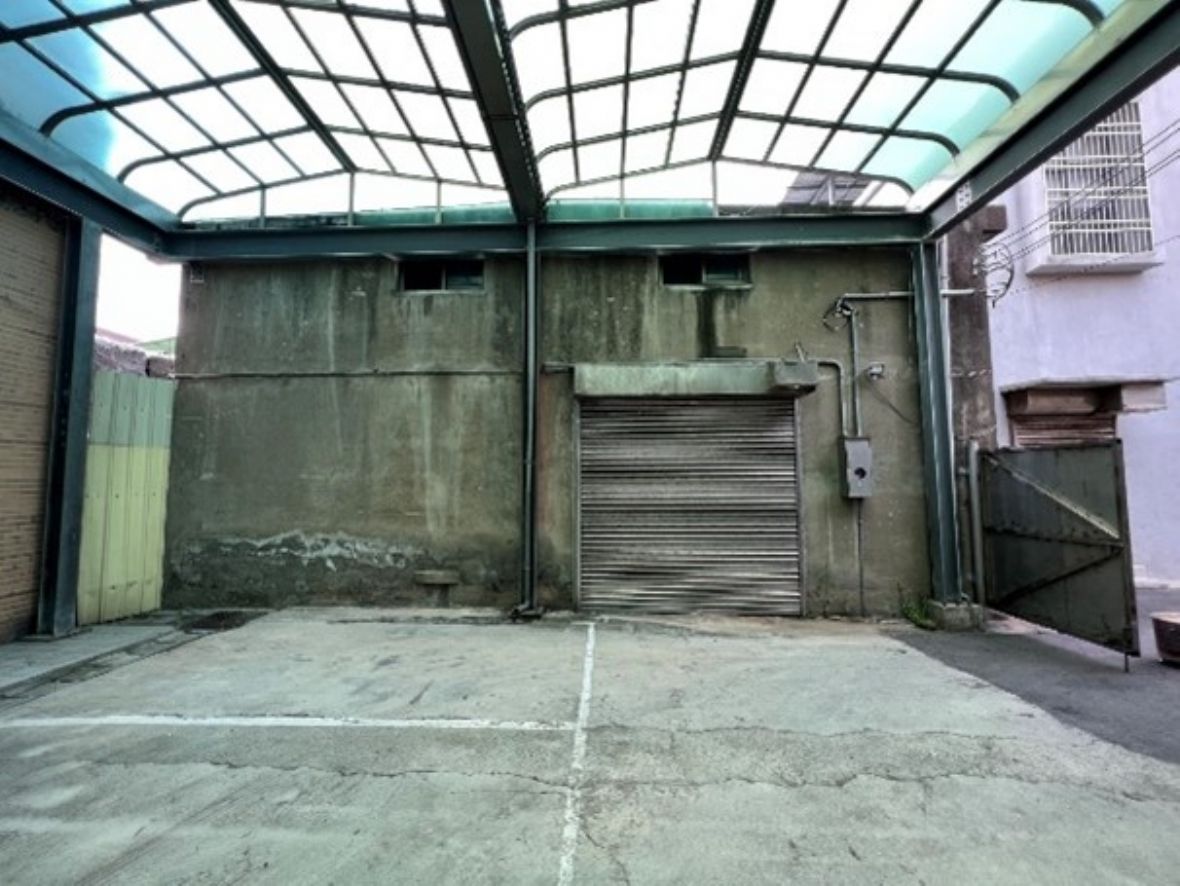 新豐鄉農會本部日治時期倉庫（B）面向東南正立面。出入口偏向右側。