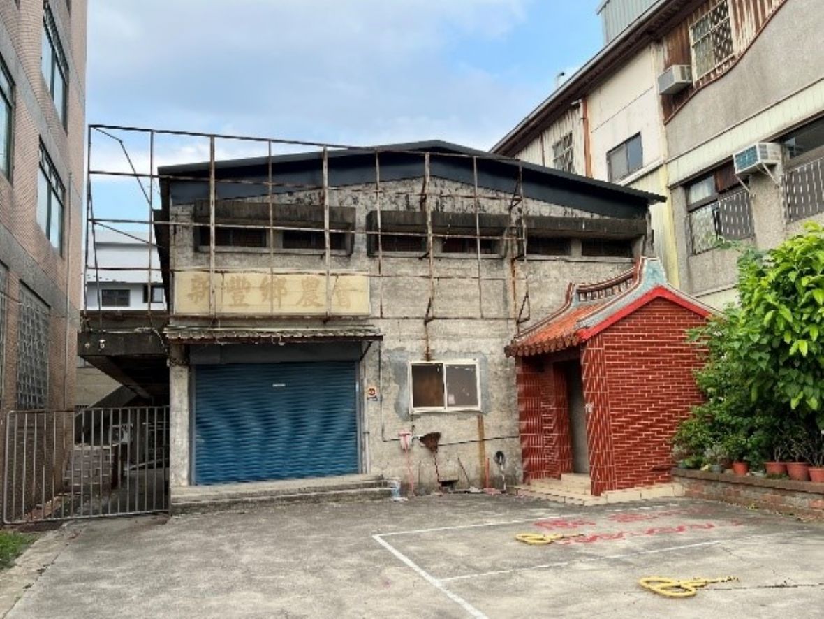  推測為戰後新建之2樓造新豐鄉農會本部倉庫（C）正立面。右下角是無嗣公爺廟，倉庫出入口位於左側，似乎是躲開先建的祠廟。