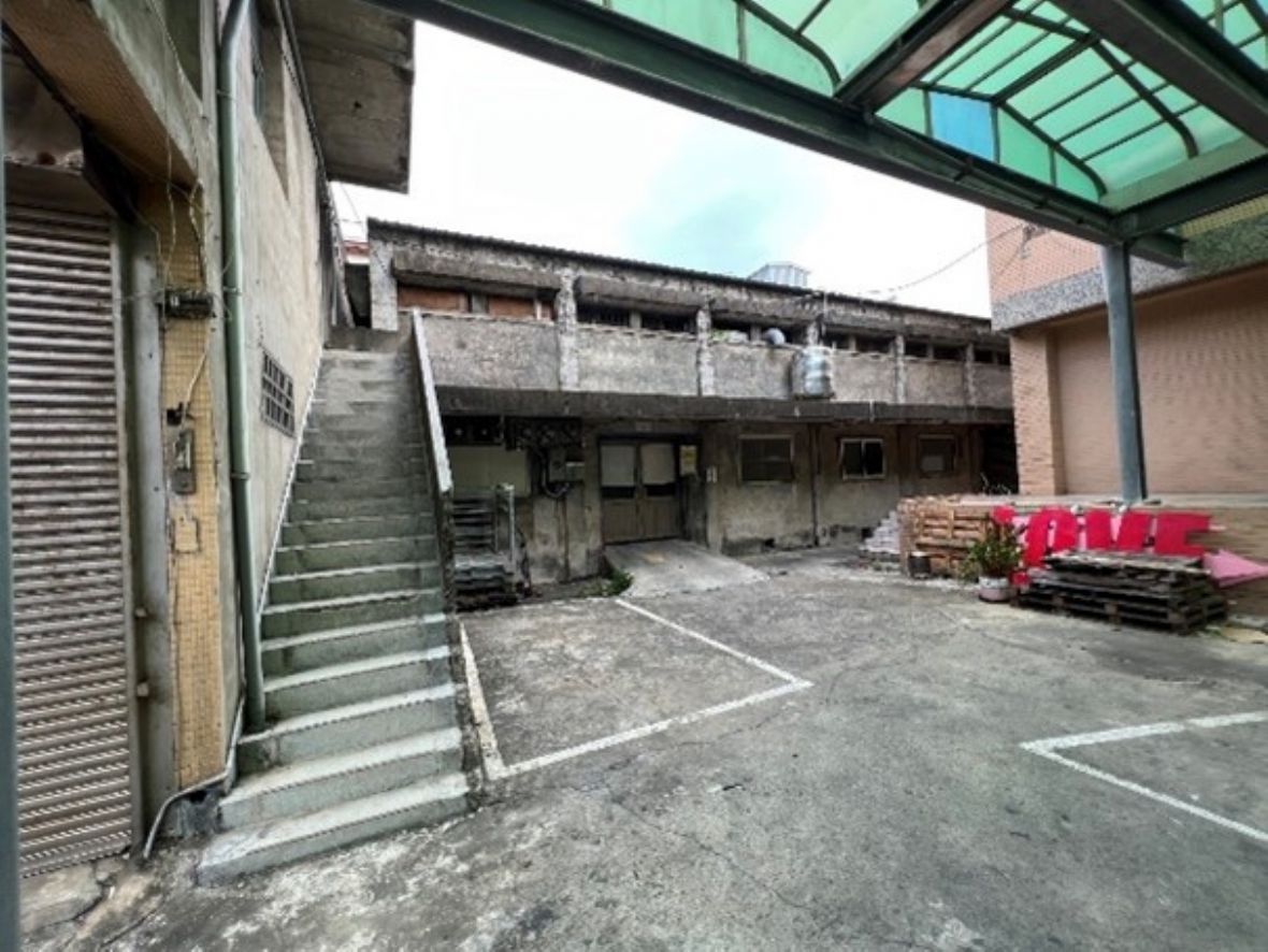 推測為戰後新建之2樓造新豐鄉農會本部倉庫（C）東北側立面。在東北端的北側有戶外樓梯可登上二樓，二樓有單邊走道。