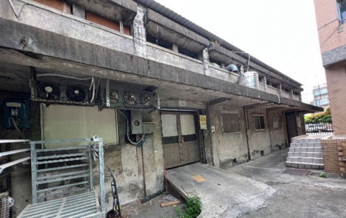 推測為戰後新建之2樓造新豐鄉農會本部倉庫（C）東北側立面。其建築風格與前兩棟不同，高窗頂有窗簷及牆體下方的通氣孔作法沒有前兩棟建築上緣突出。