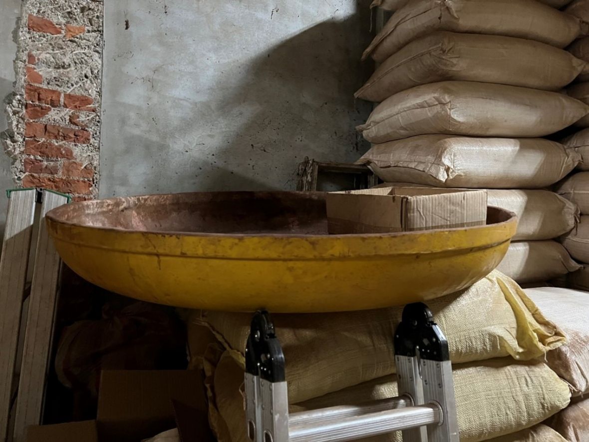 手工掄香將香粉均勻黏著於香腳上的大型圓盤