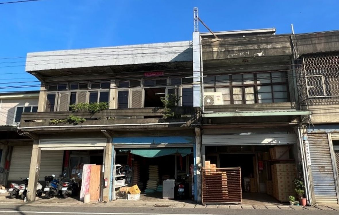 埔和村14鄰373、372、371號（自左至右）店屋立面。371號為吉全製香行