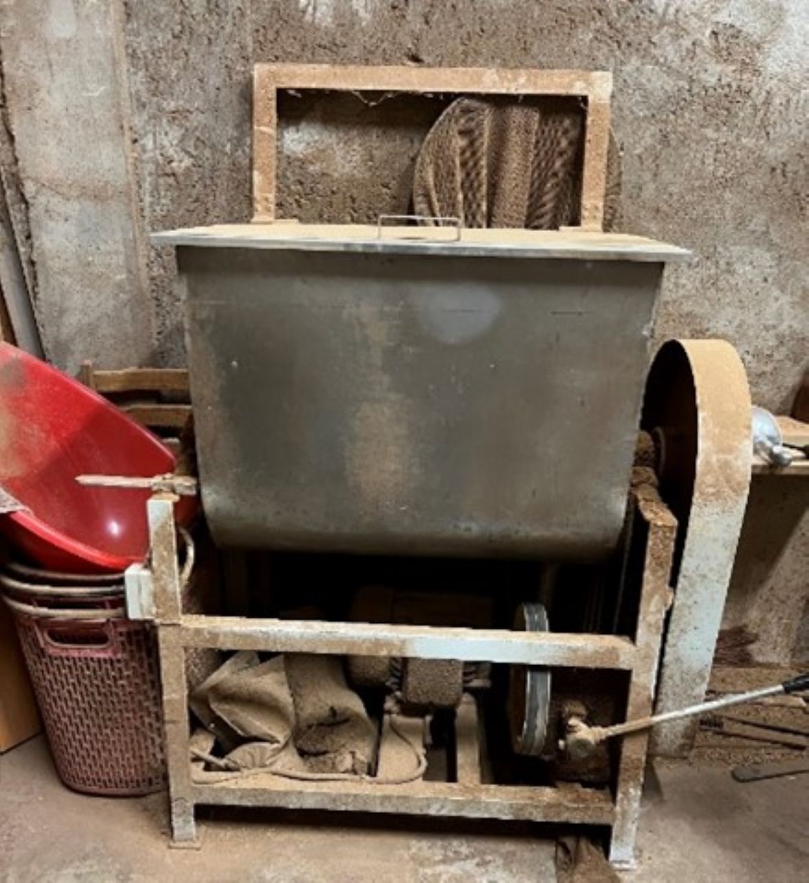 核心材料的樹粉與黏著劑之樹皮粉，至入攪拌桶內電動攪拌