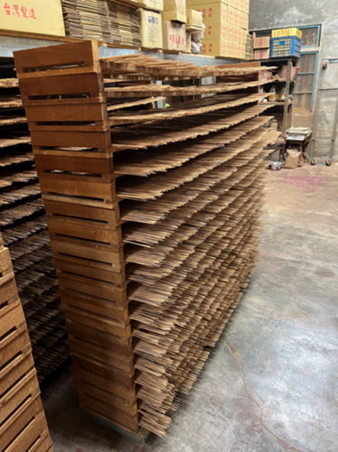 置已裹香粉的香腳於架子上，使其乾燥