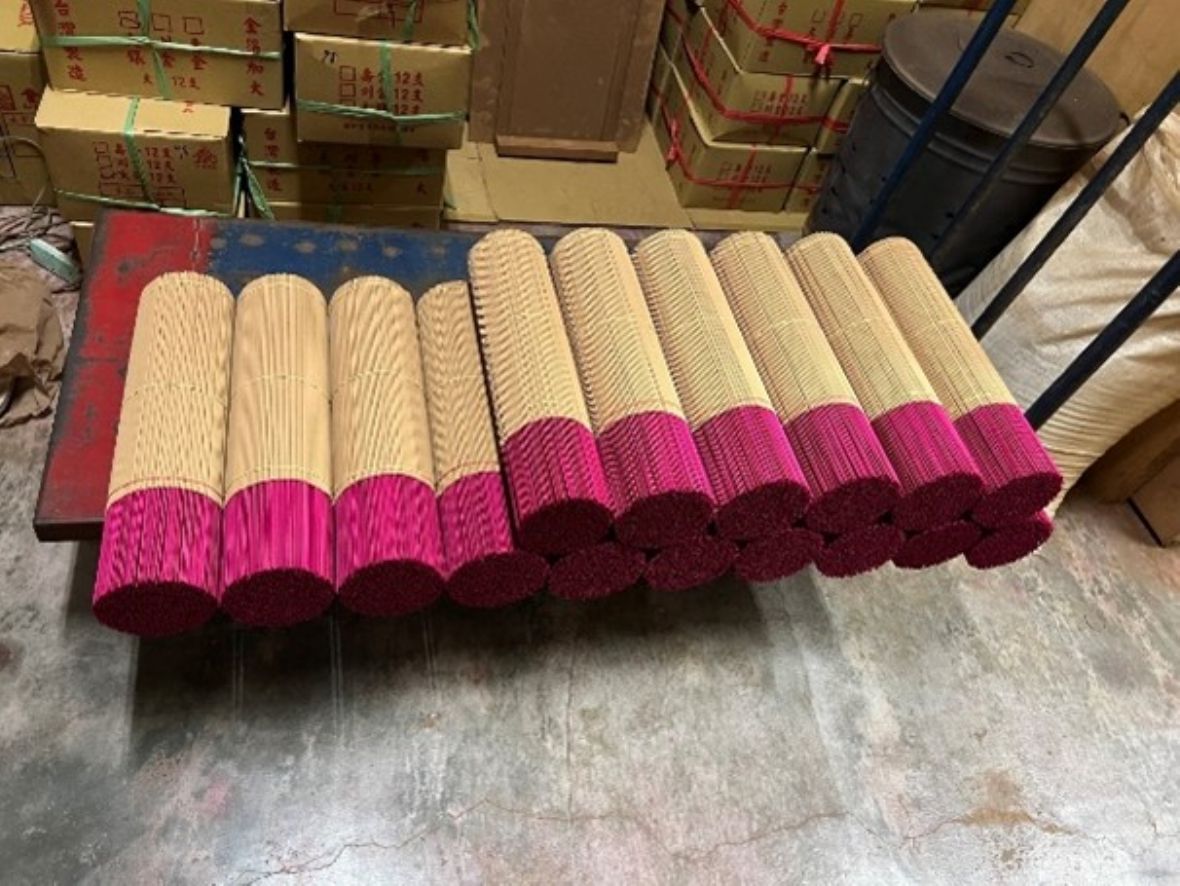 將曬乾的香支拿香處（插香處）的香腳染紅後為成品