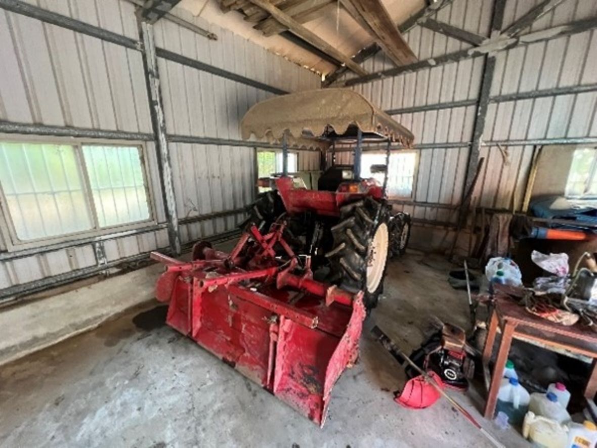 於左伸手外側倉庫內之農具機械