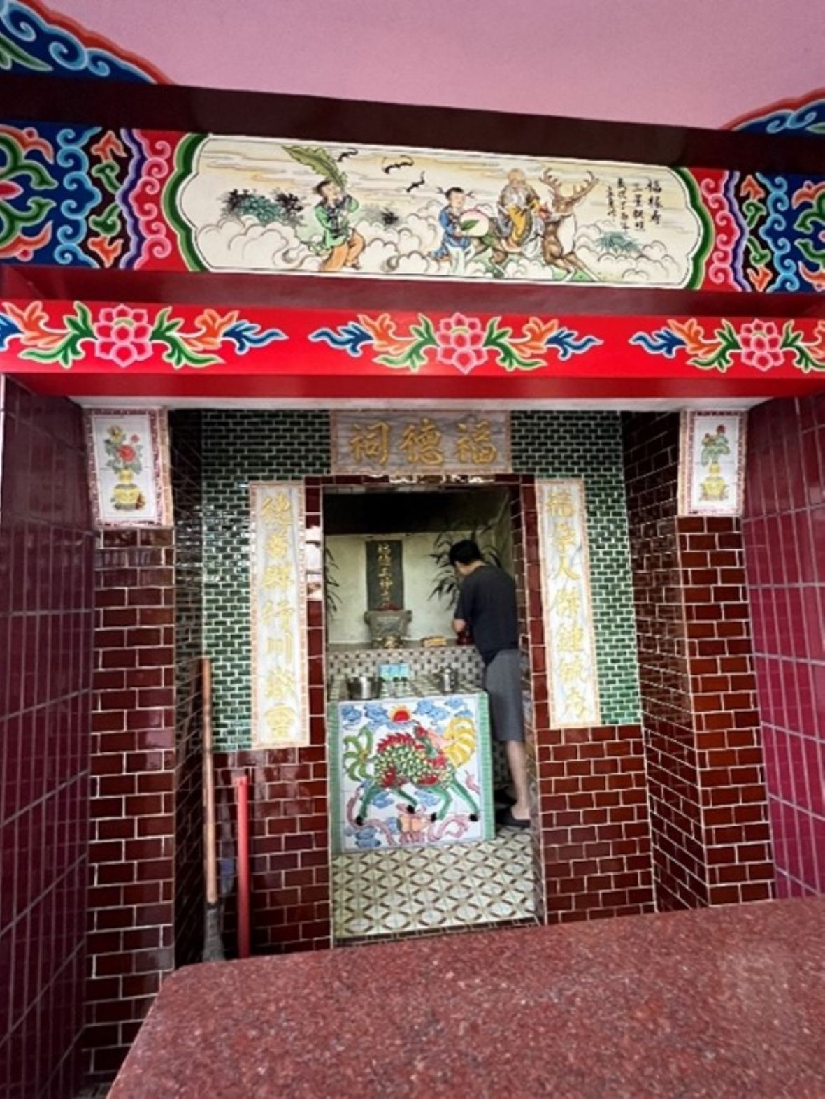 自稱服務生的曾文巧在點香