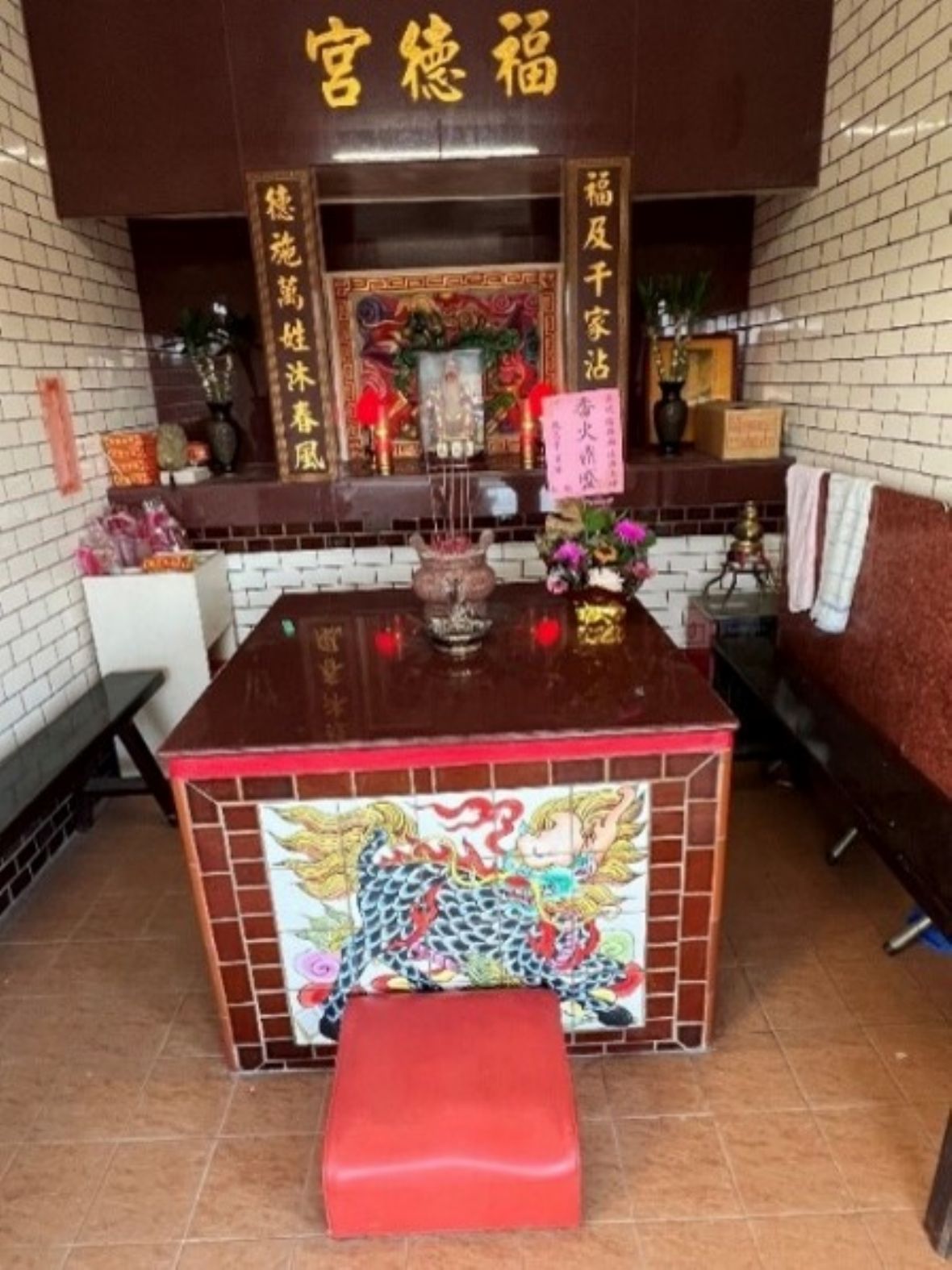 坡頭村9鄰福德祠內部神龕神桌