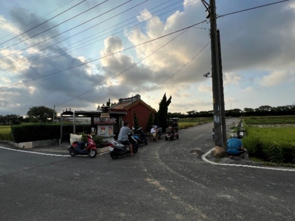 坡頭村9鄰福德祠晨間偶發碰面聚會互動情景之二