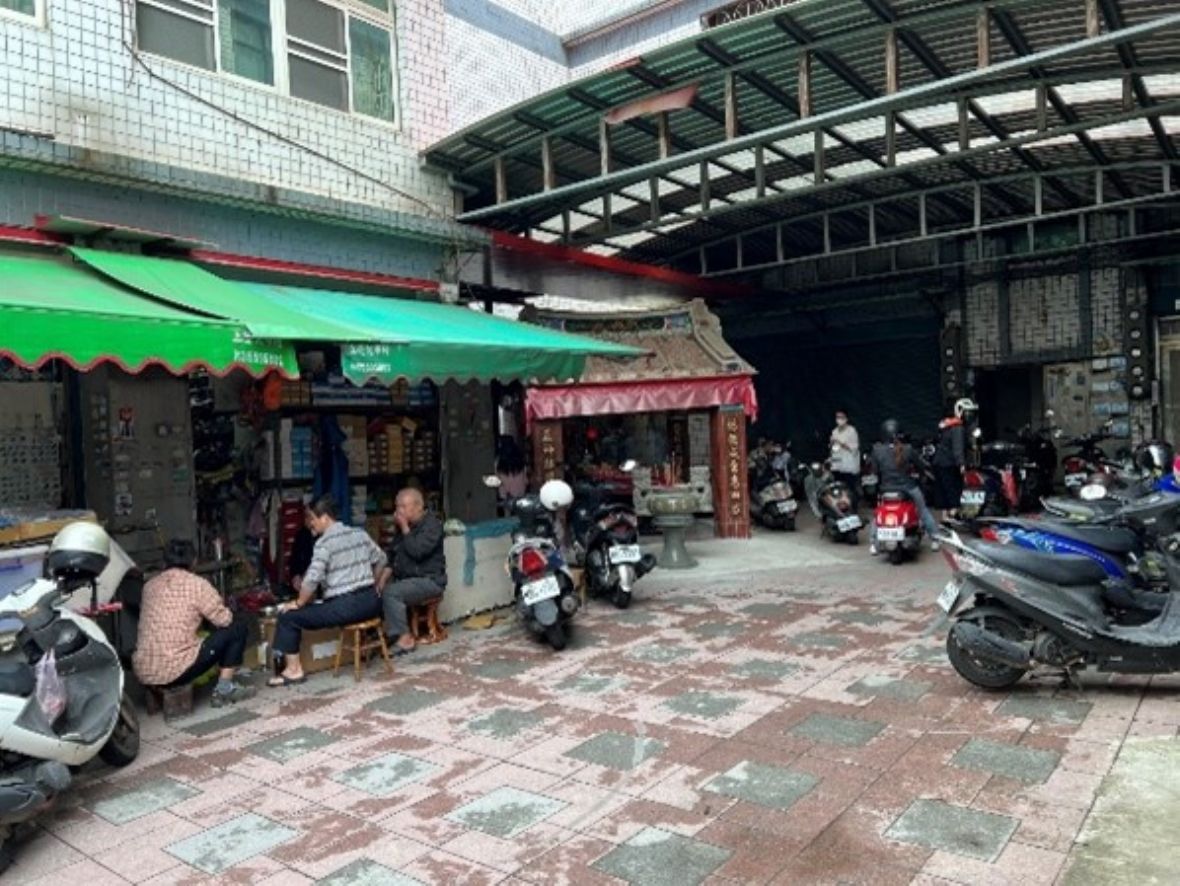 重興村福德祠土地公前庭空地店家與顧客、鄰居閒聊景象