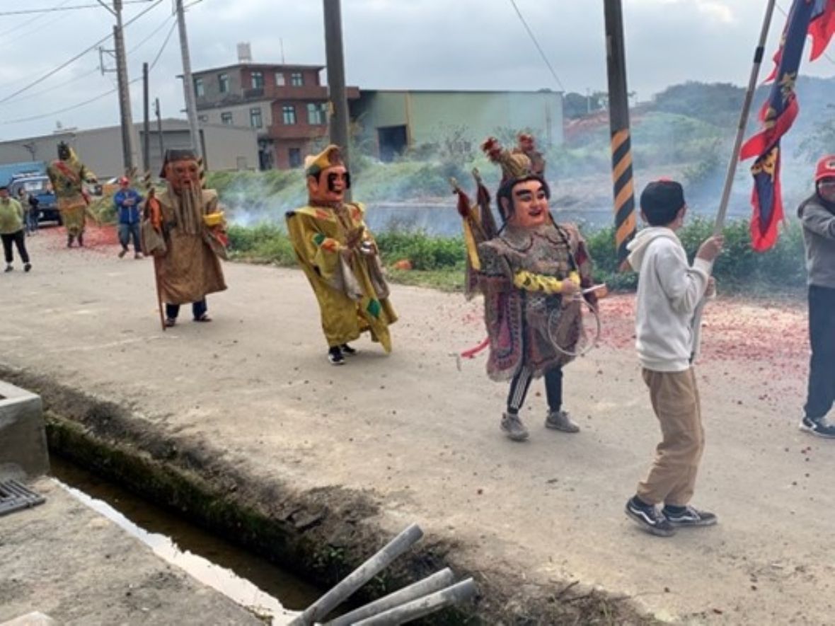 「新竹新豐羅府濟公會」陣頭裡的哪吒三太子、濟公、土地公、千里眼