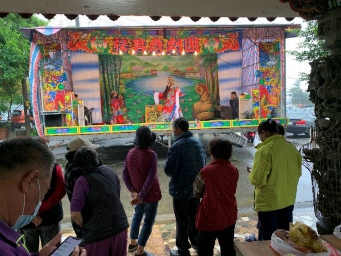 新豐鄉福興村7鄰福德祠冬至還願祭典儀式，北埔松興戲劇團獻演扮八仙演大戲以娛人娛神