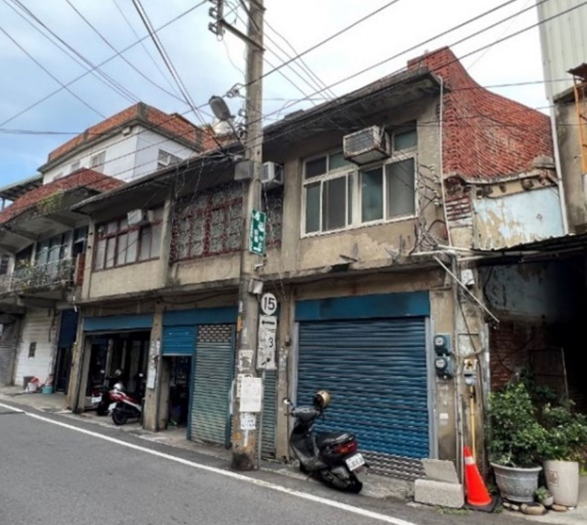  黃才逢匠師所建新竹縣新豐鄉永寧街7-13號。二樓陽台外裝窗，不作陽台空間。