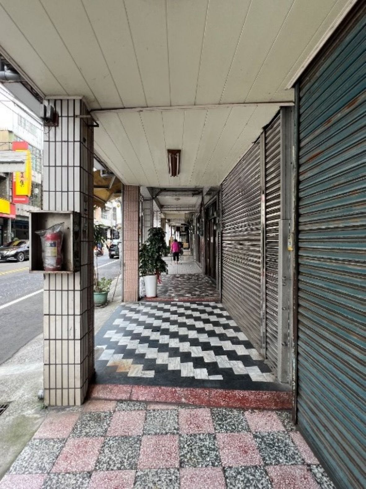 黃才逢匠師所建 新竹縣新豐鄉新庄路255號一帶店屋廊道空間。臺灣各地沿街店屋騎樓都已經作有鐵捲門，或是被摩托車停車所佔，但新庄路店屋難得仍然保有傳統空敞的廊道。