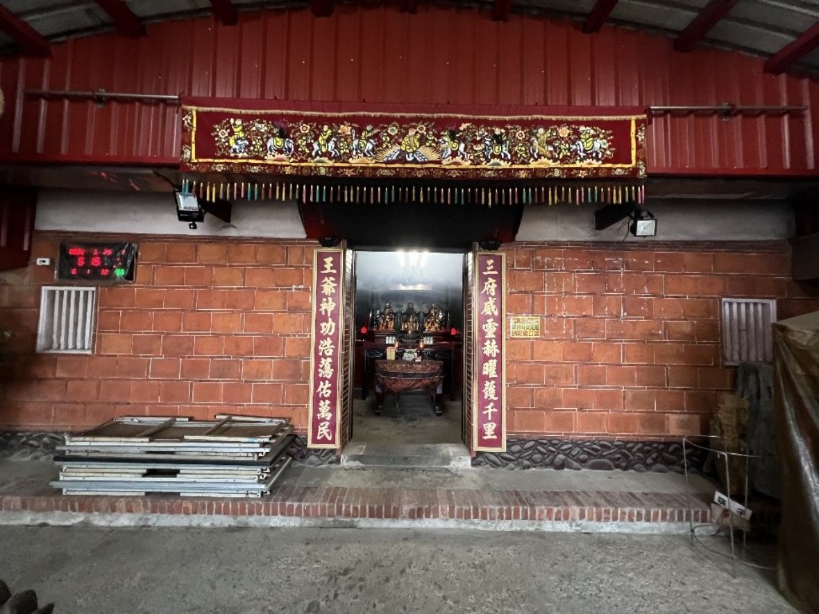 新豐忠進宮三合院明間奉祀朱、葉、張三府王爺主神照片