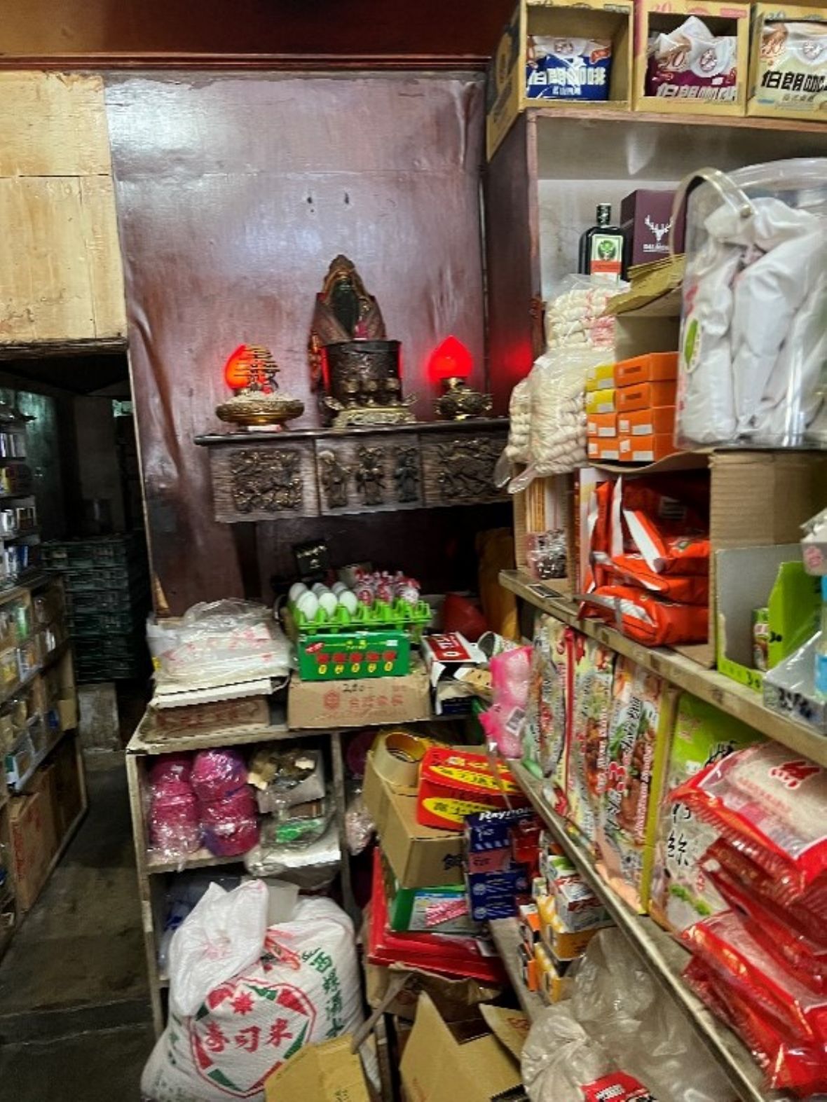  新豐鄉的日順商店內部商品擺設與財神爺