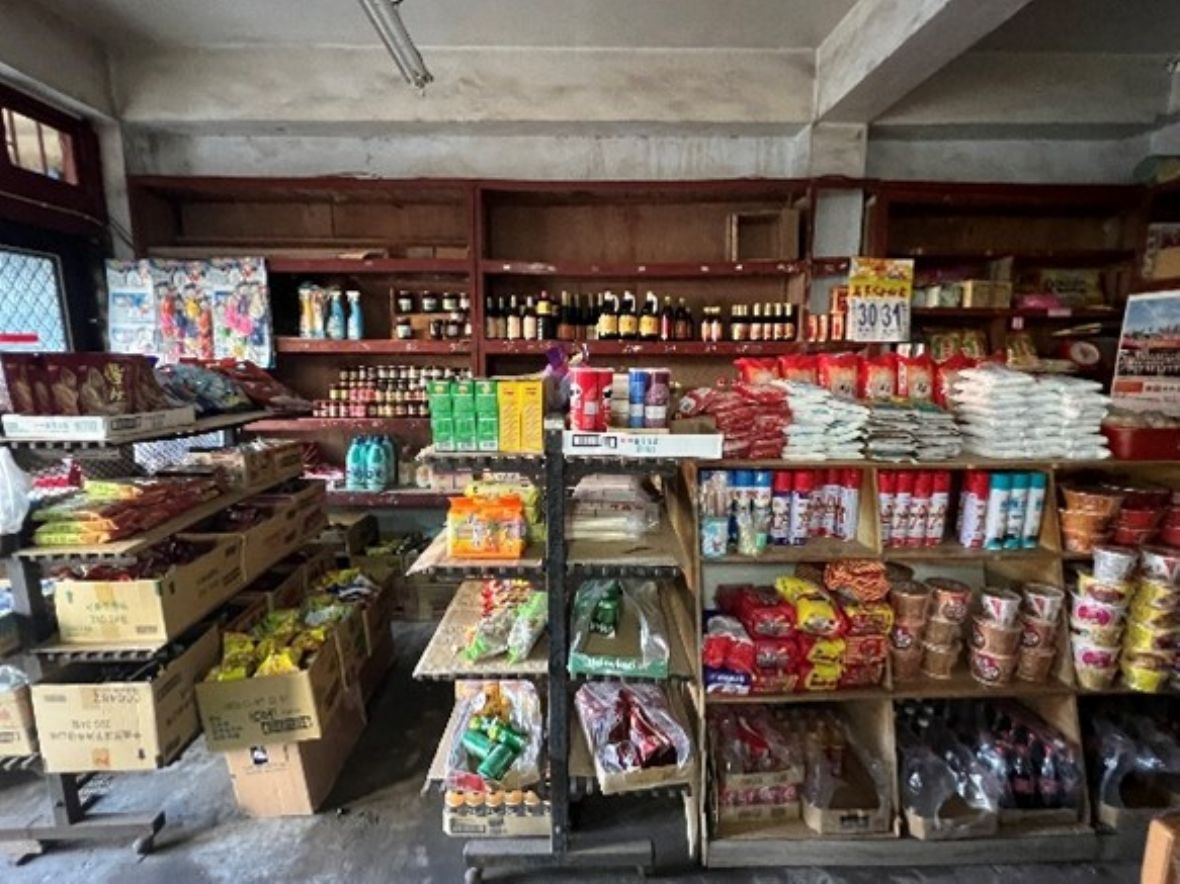  義德商店（內部商品擺設與舊式商品架子）