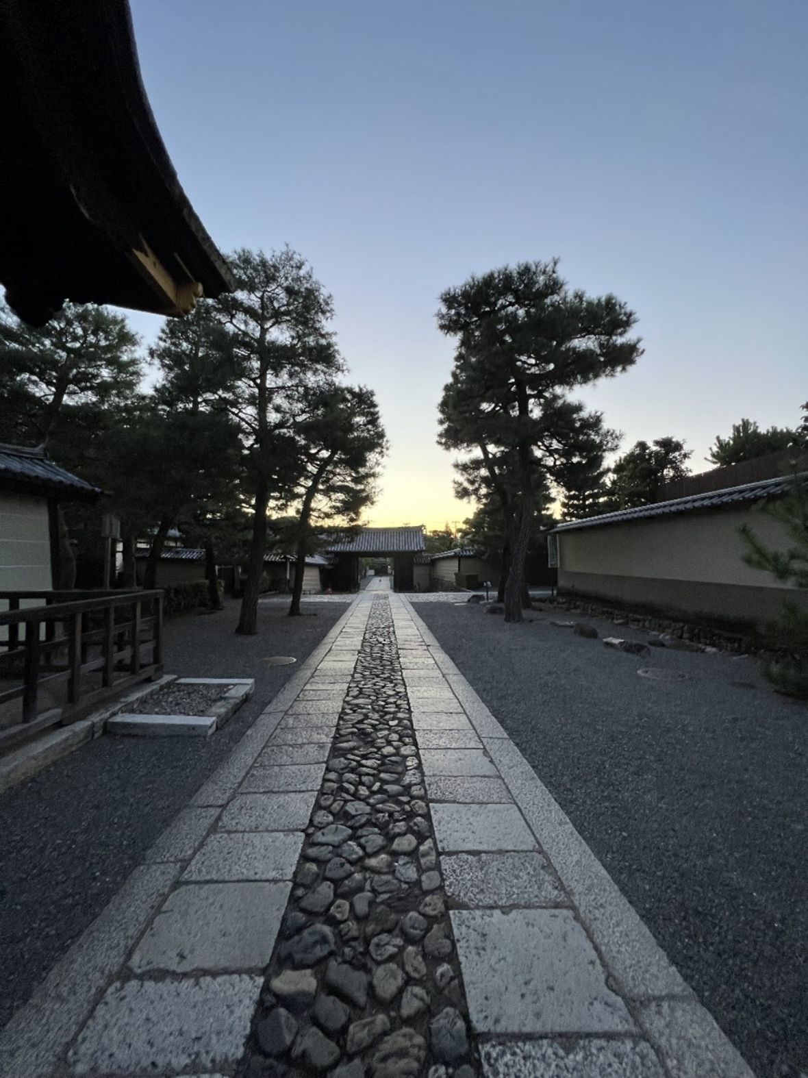 京都大德寺伽藍步行路徑鋪面照片