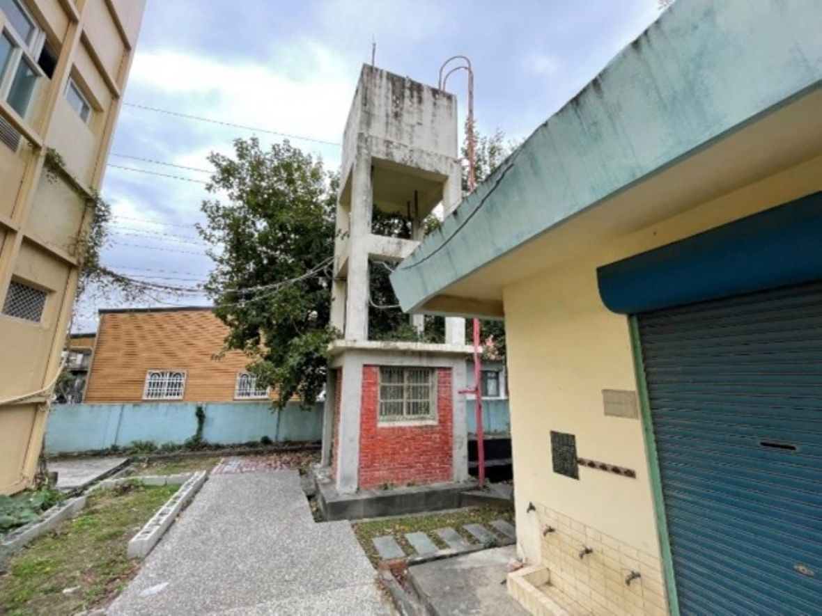 1920年代彰化縣埤頭郷芙朝國民小學支架為鋼筋混凝土之磚砌給水塔