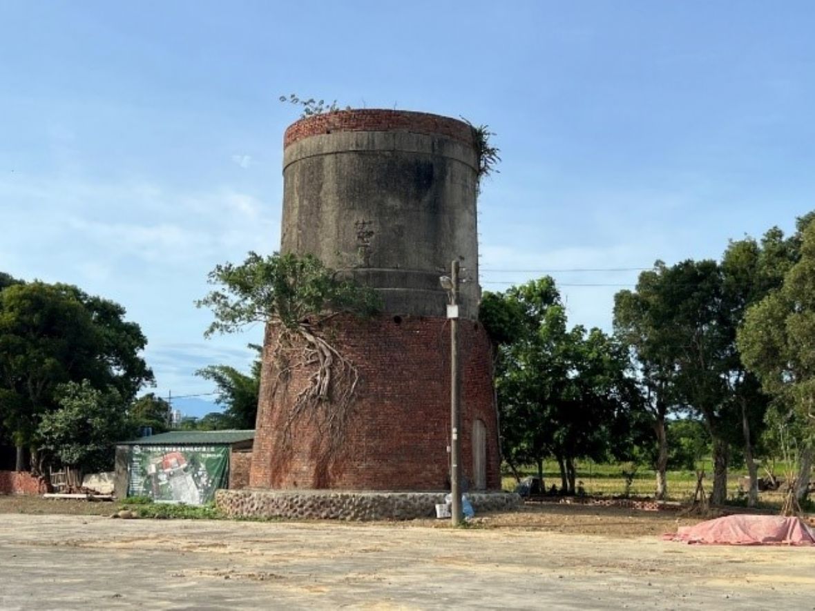 約建於1944年，湖口鄉和興村的范家高平堂一帶的磚造高槽給水塔