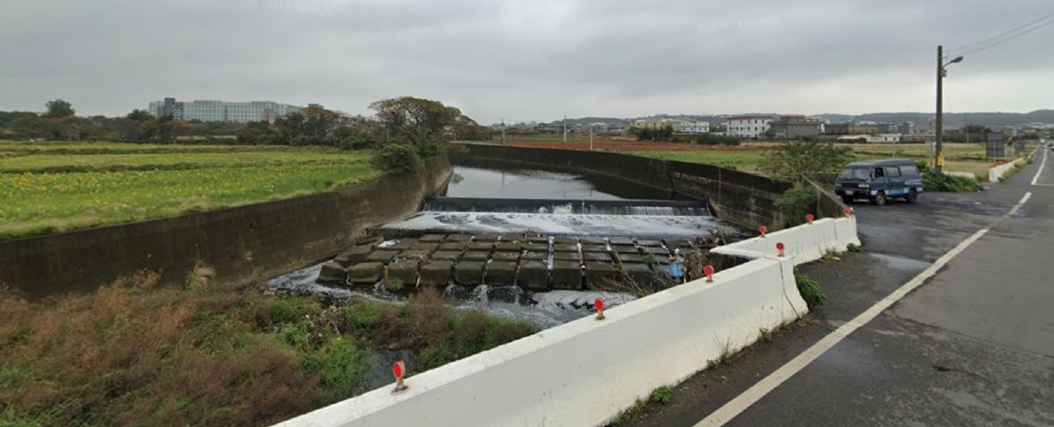 從永寧街坑子口橋所見的茄苳溪（光復圳上坑支線）污染現況