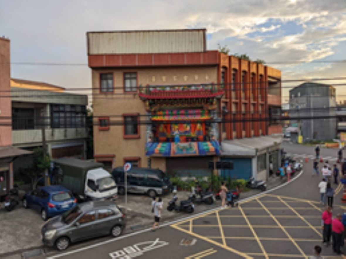 永寧宮前與現代建築結合之戲臺