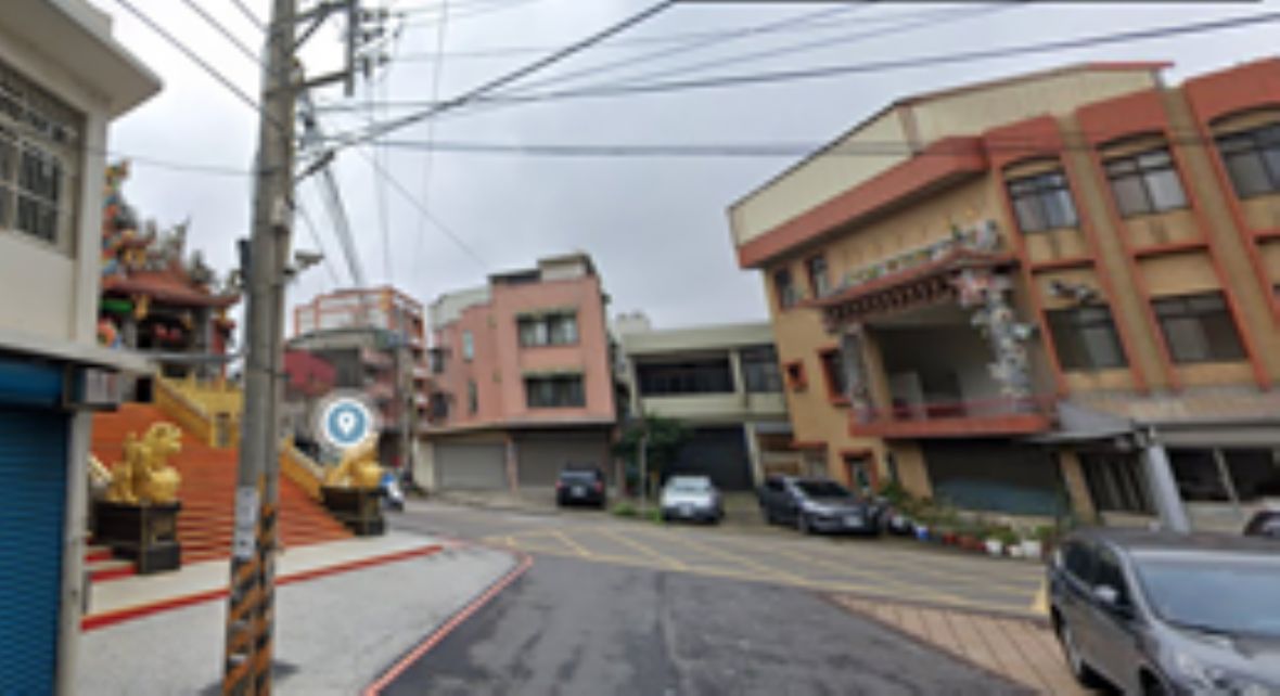 穿過永寧宮與宗聖臺（戲臺）間的永寧街道路（Google地圖）