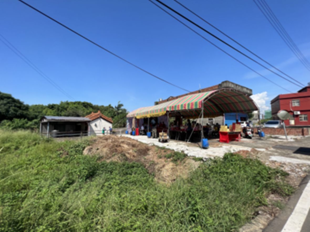 埔和村有靈祠藉助旁側空地舉行一年一度的普渡祭祀活動