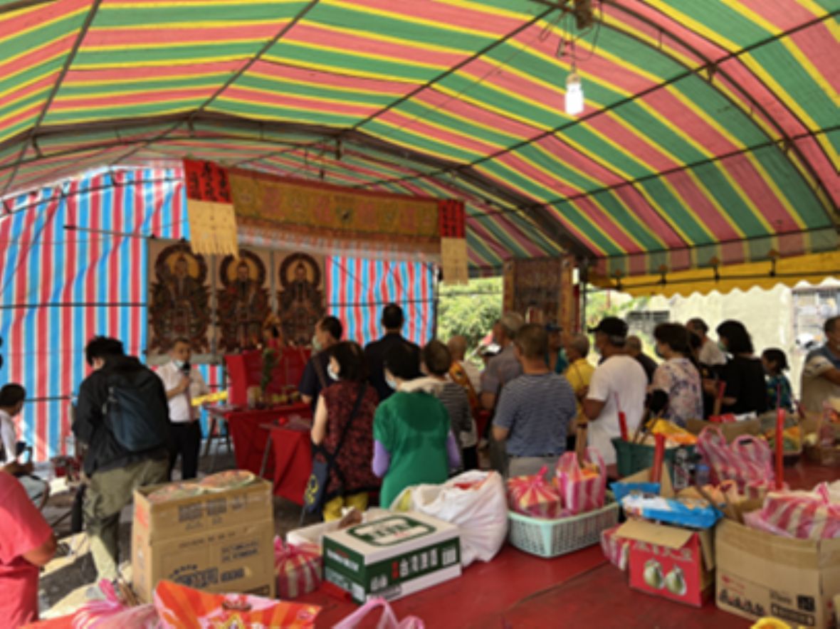 埔和村有靈祠祭祀圈居民面對臨時設置神壇祭拜之普渡祭祀活動