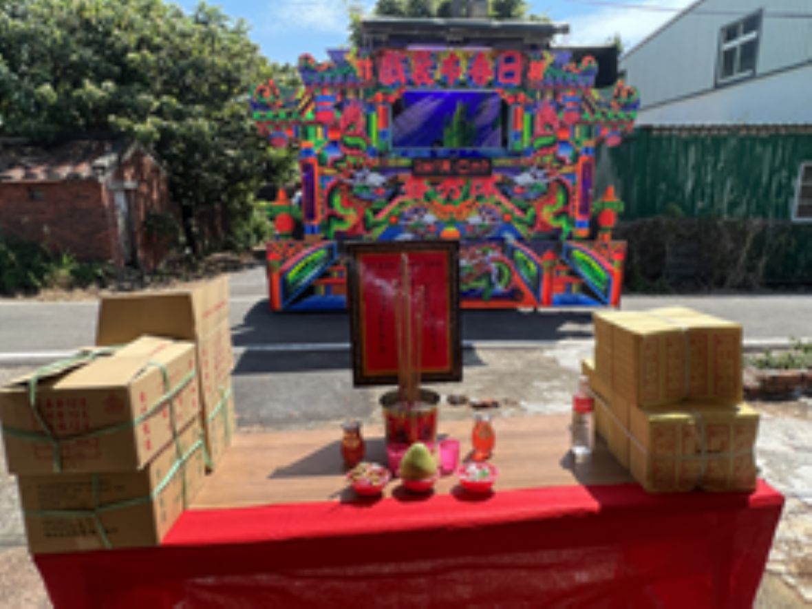 埔和村有靈祠臨時設置於祭祀會場面對外側（戲臺位於臨時祭場之外側）之有靈祠與孤魂野鬼神位