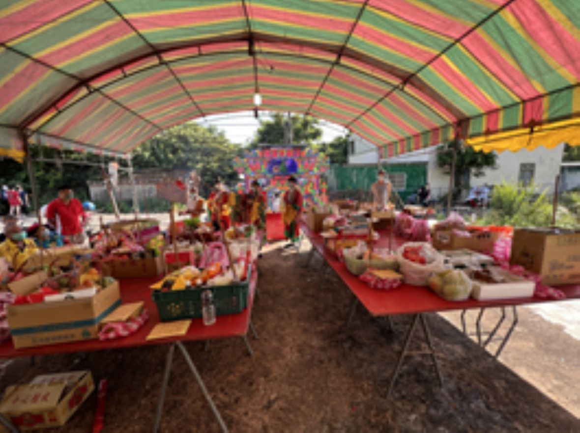 埔和村有靈祠普渡祭祀活動供品與臨時戲臺演戲