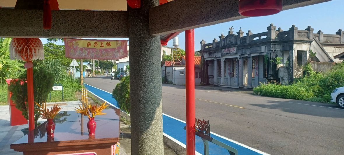 伯公廟右前方為李氏宗祠