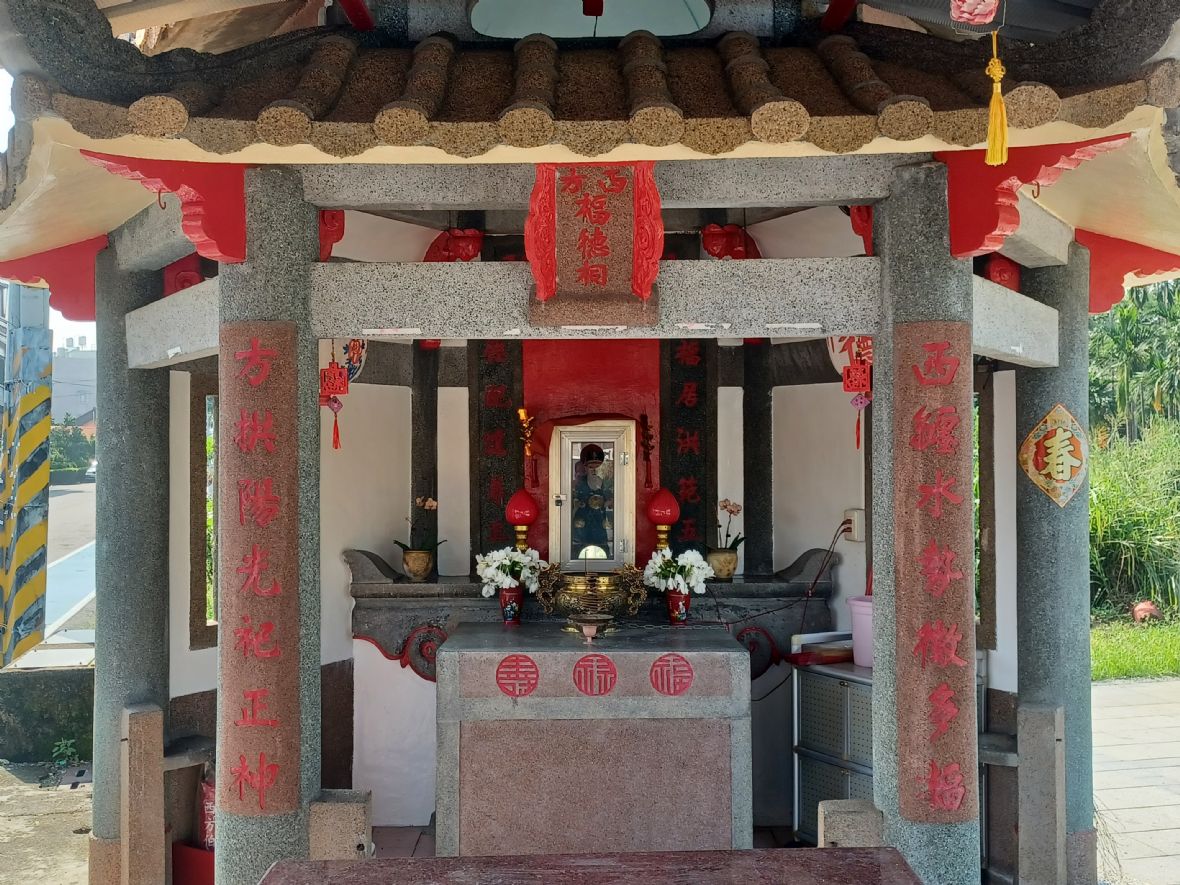 伯公廟涼亭正面左右石柱楹聯及門額西方福德祠石碑