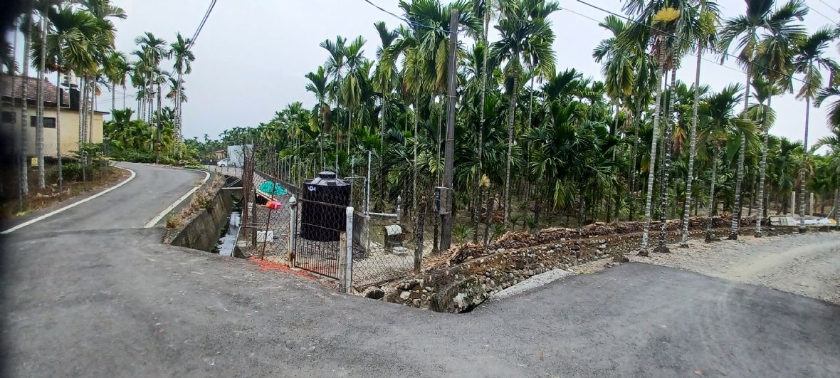 開基伯公，為座西向東，前臨水（新庄圳），後靠山（大武山）。