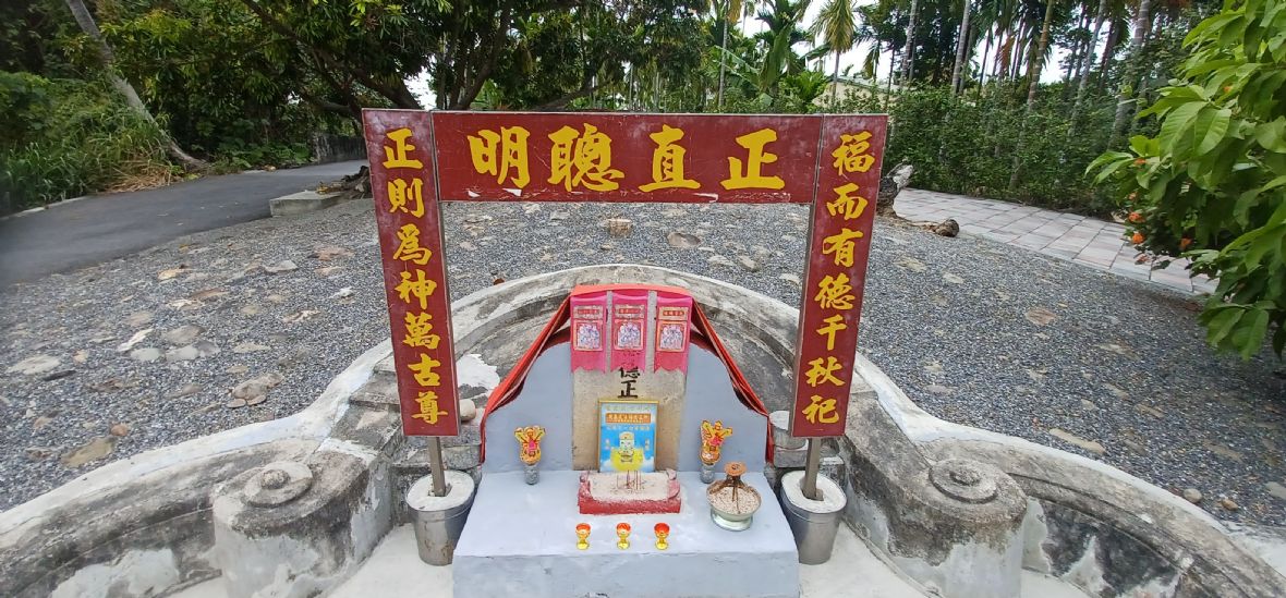 風水式伯公，亦稱墓塚式、化胎式