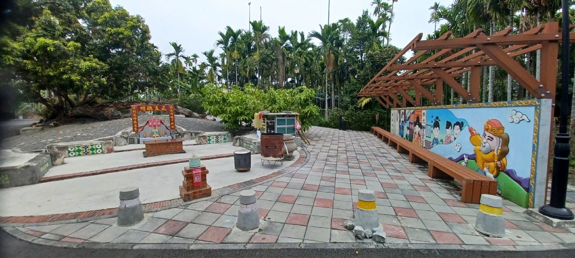 開基伯公周邊鋪設地磚步道、彩繪牆。