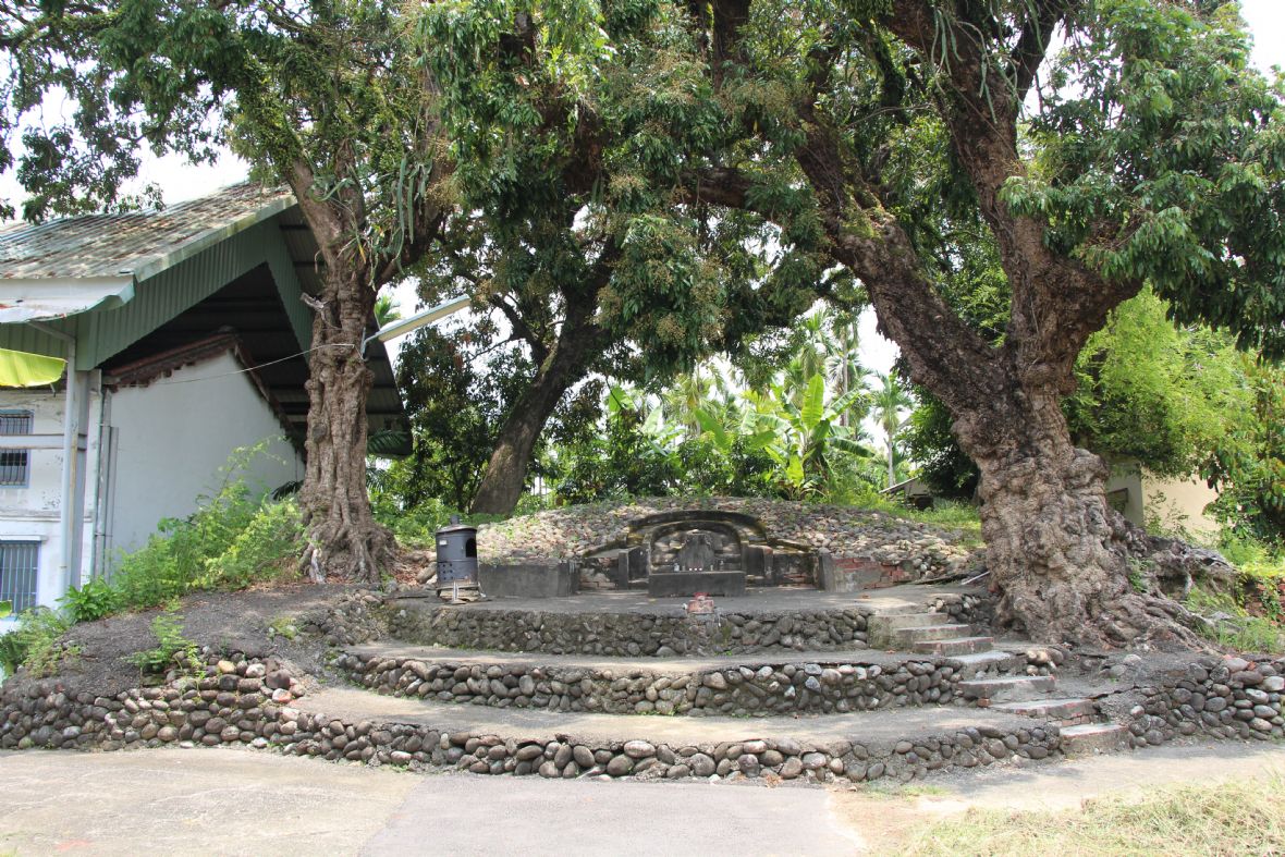 最具特色者即為座落於右側的伯公壇，此壇為鍾氏家族自設