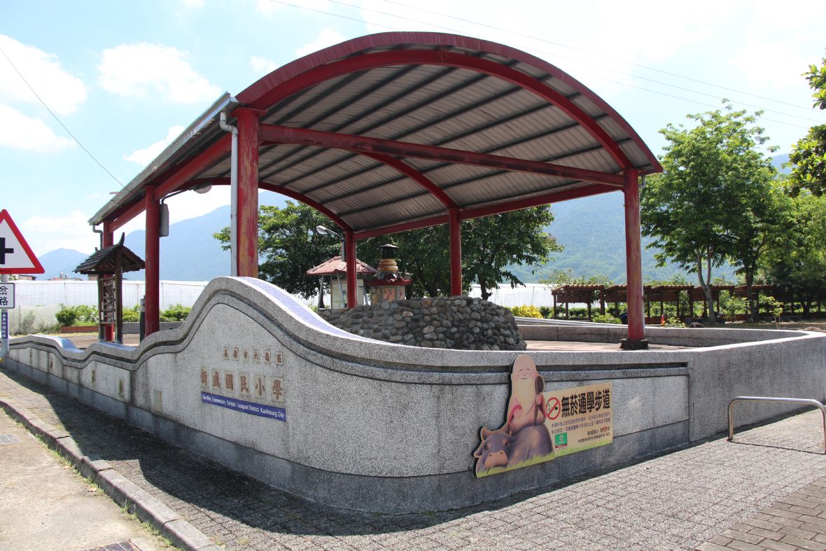 全臺唯一座落於校園內的客家伯公──「西方伯公」，現今位於高雄市六龜區新興里的新威國小校園內