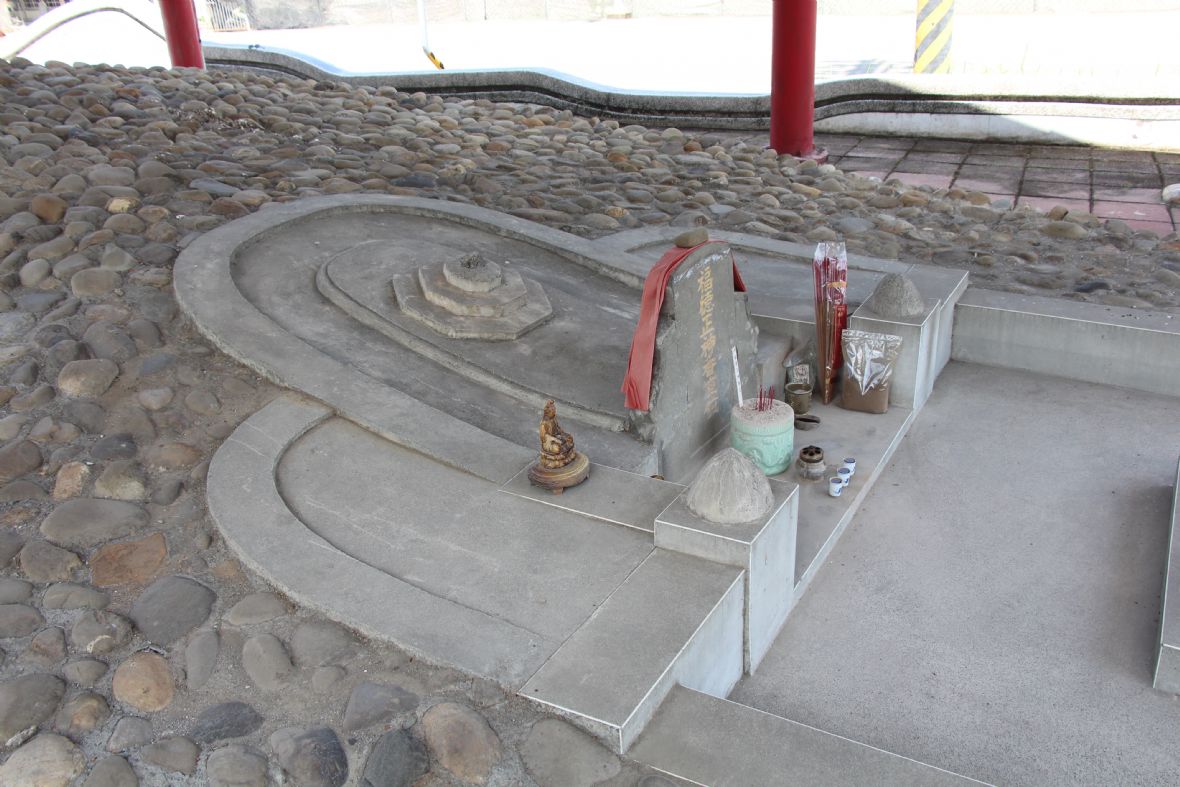 傳統客家風水式（墓塚式）形式建構。後方設有雙層屈手，前層立石筆，後層置石印，層次分明。 碑座之墓龜採三層八卦式結構，上方置石雕圓珠，象徵陰陽調和、一元復始。最外圈鋪以鵝卵石成隆起圓形化胎