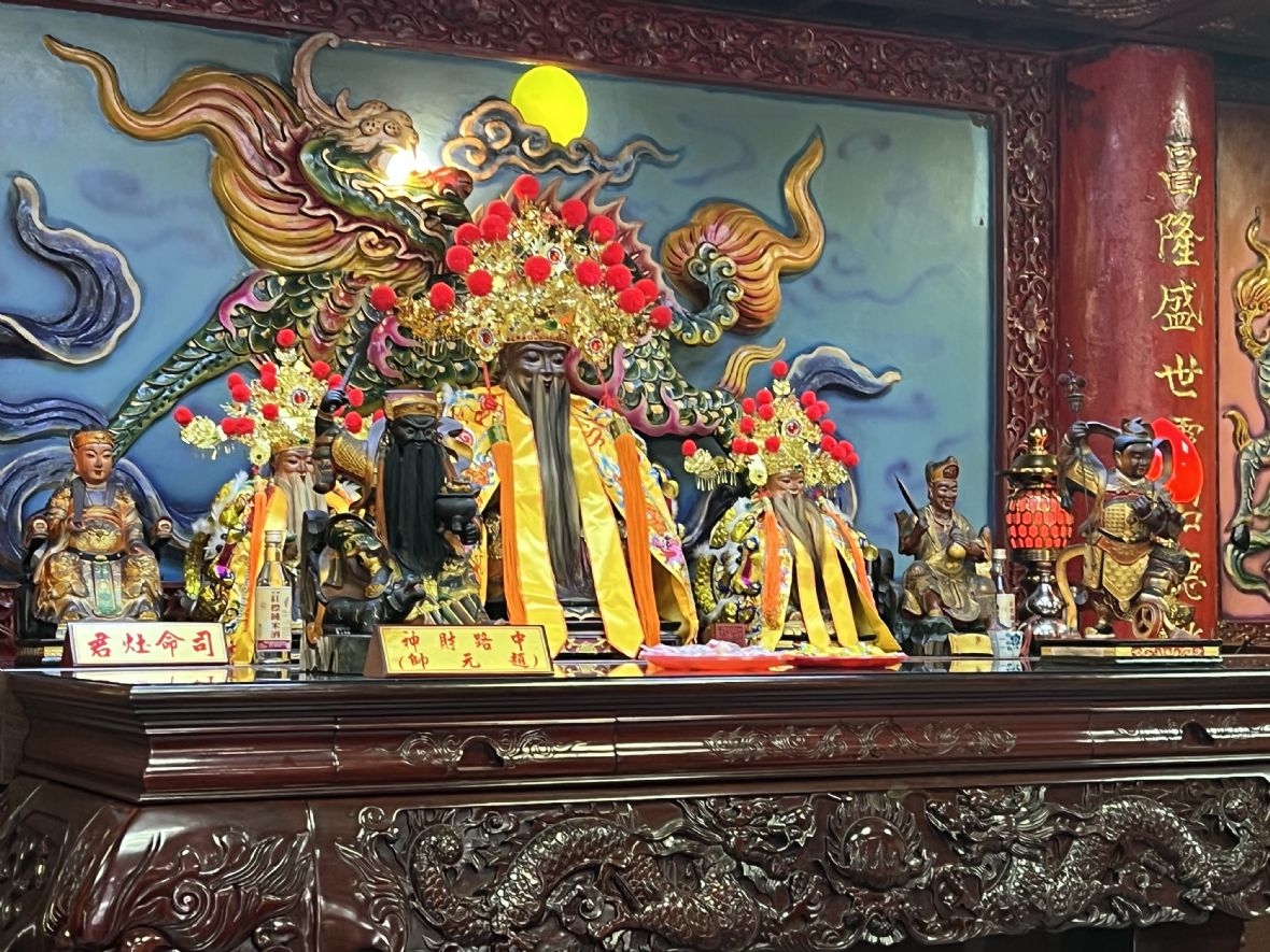 正殿神龕及金身神像