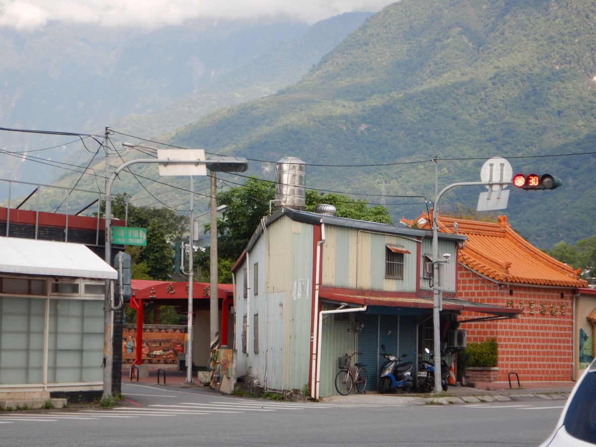 國慶里福德宮背對中山路遠眺中央山脈