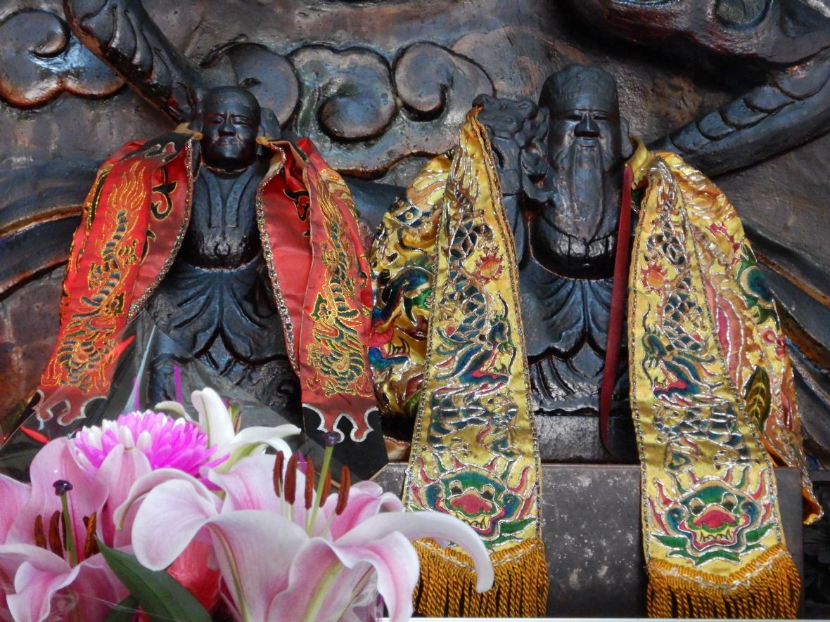 用原石雕刻的伯公、伯婆